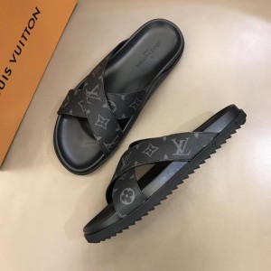 Louis Vuitton Slippers with a gold-tone Louis Vuitton embossed on the upper MS02812