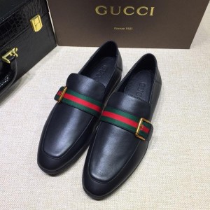 Gucci Black Leather loafer With Golden Buckle MS07554